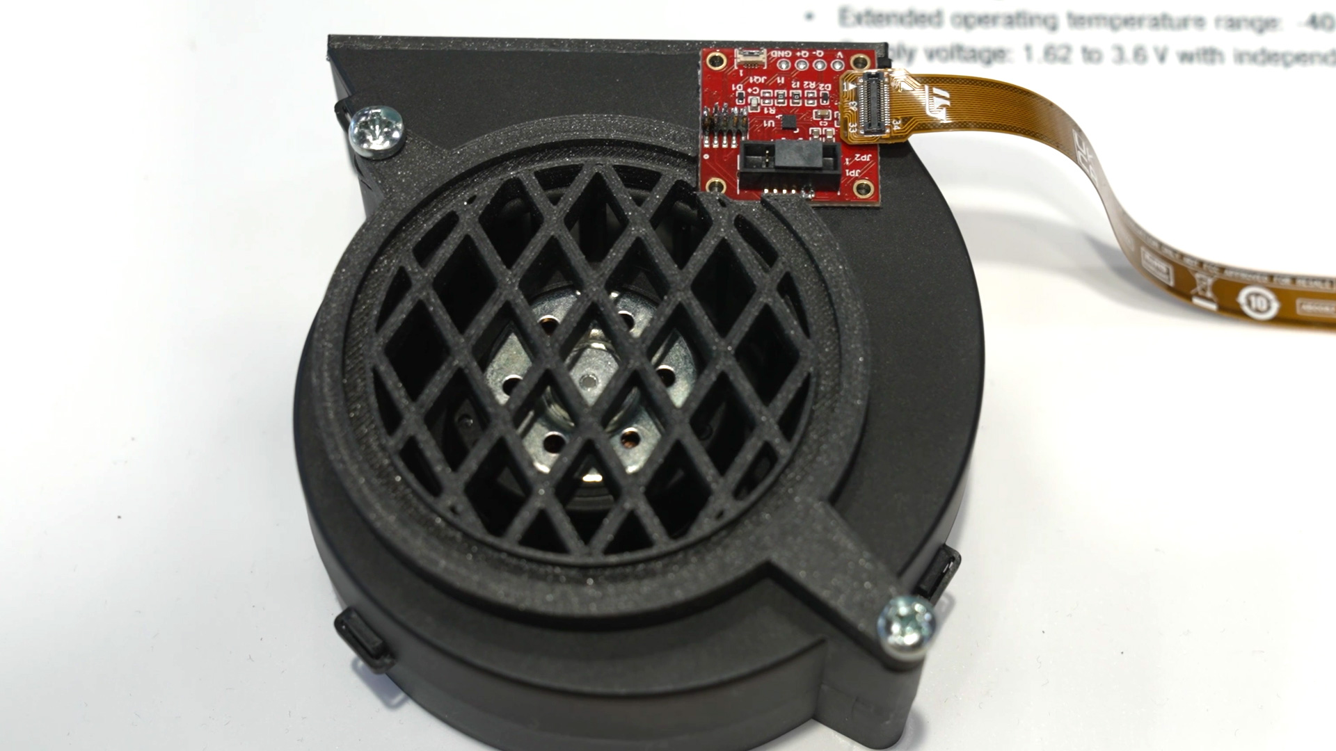 STMicroelectronics Sensor montiert auf roter Leiterplatte