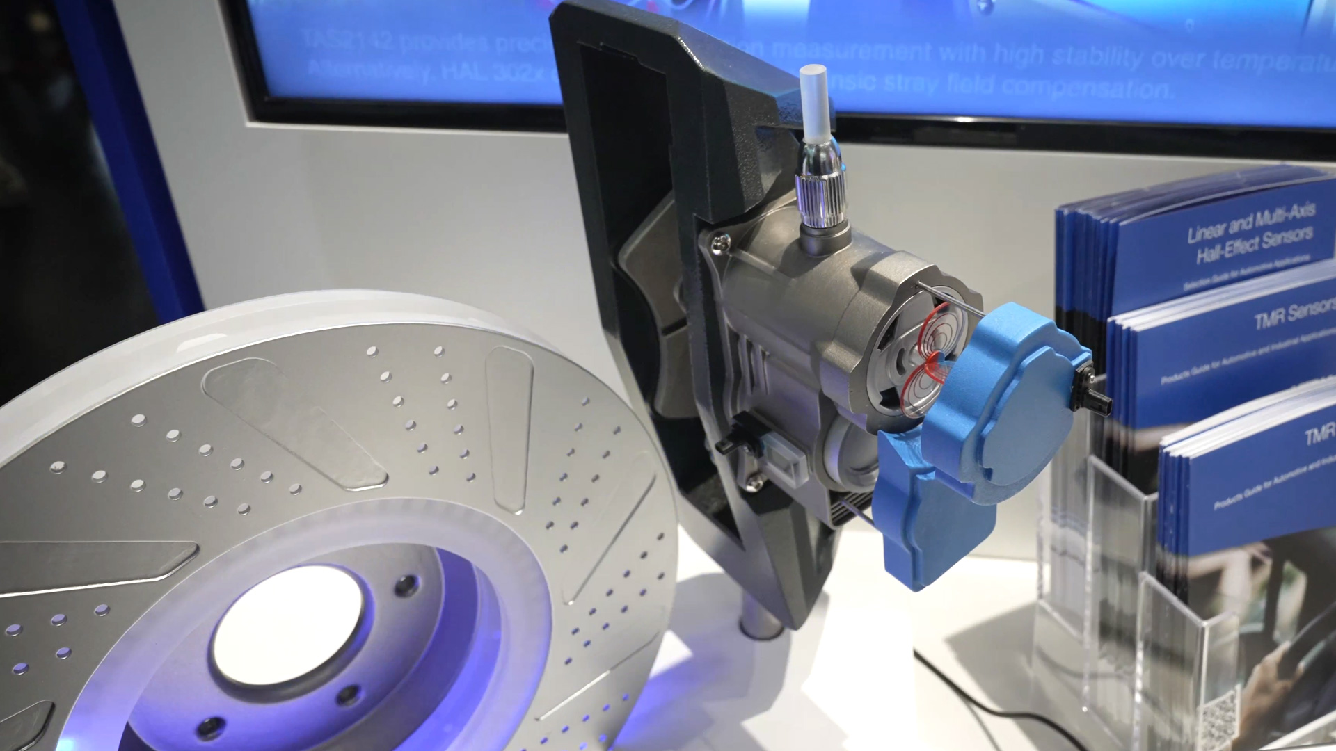 Stromleitung treibt Elektromotor am Bremssattel an