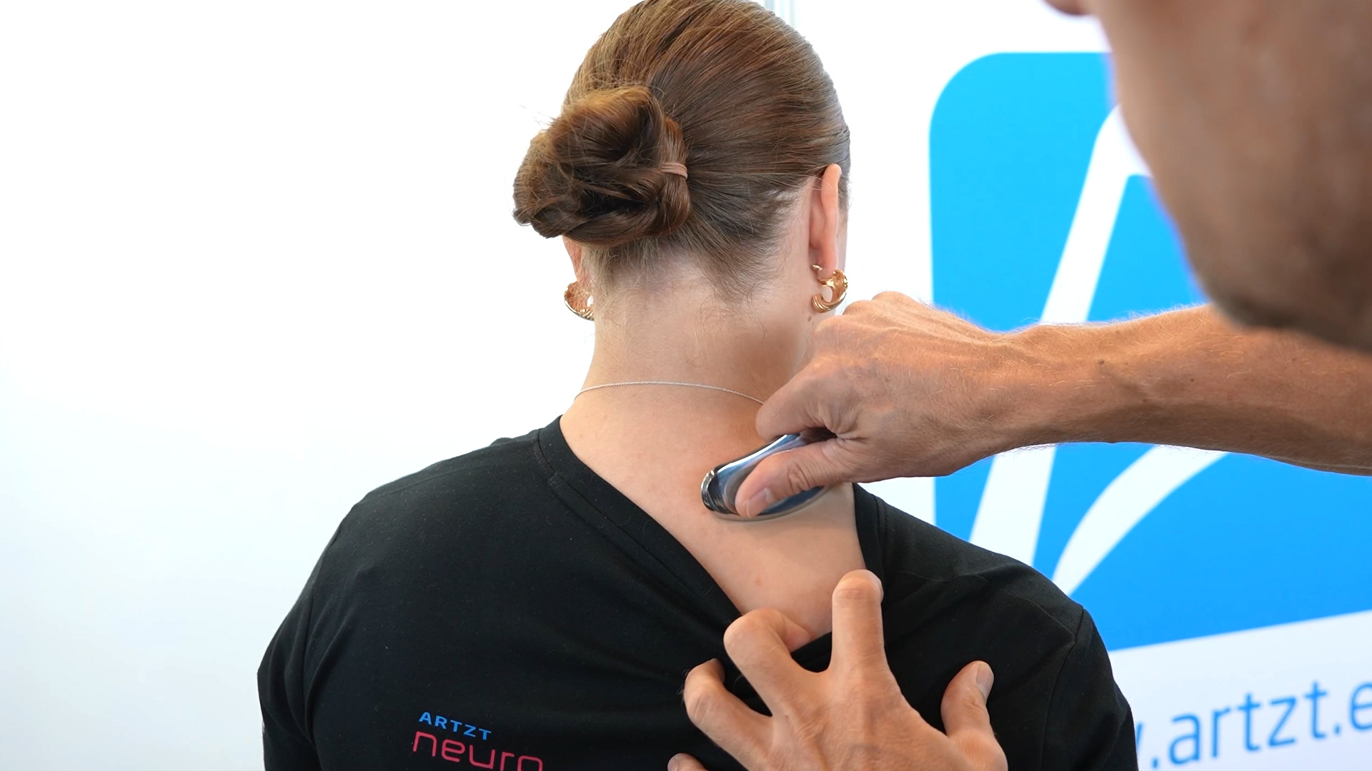 Therapeut behandelt Fasziengewebe thepro Fazer therapie 2025