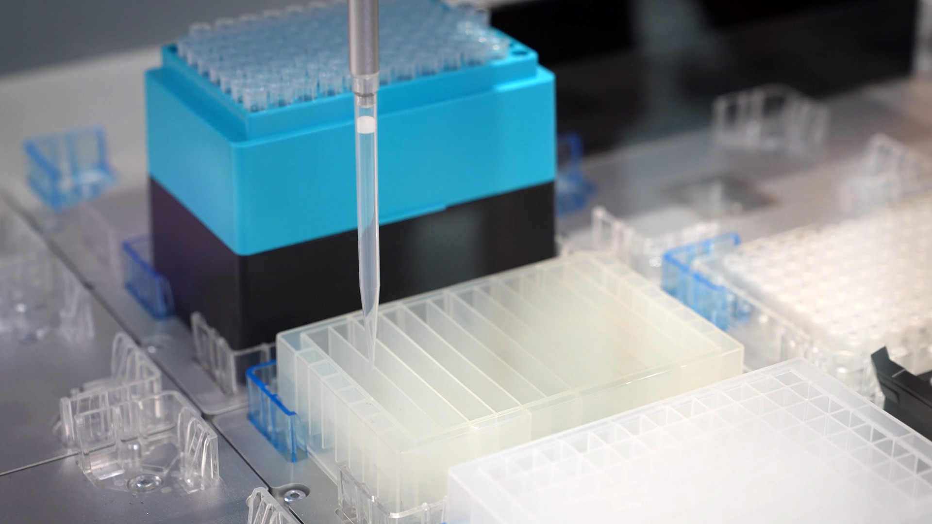 Automatisierte Pipettierung ersetzt manuelle Routinearbeit