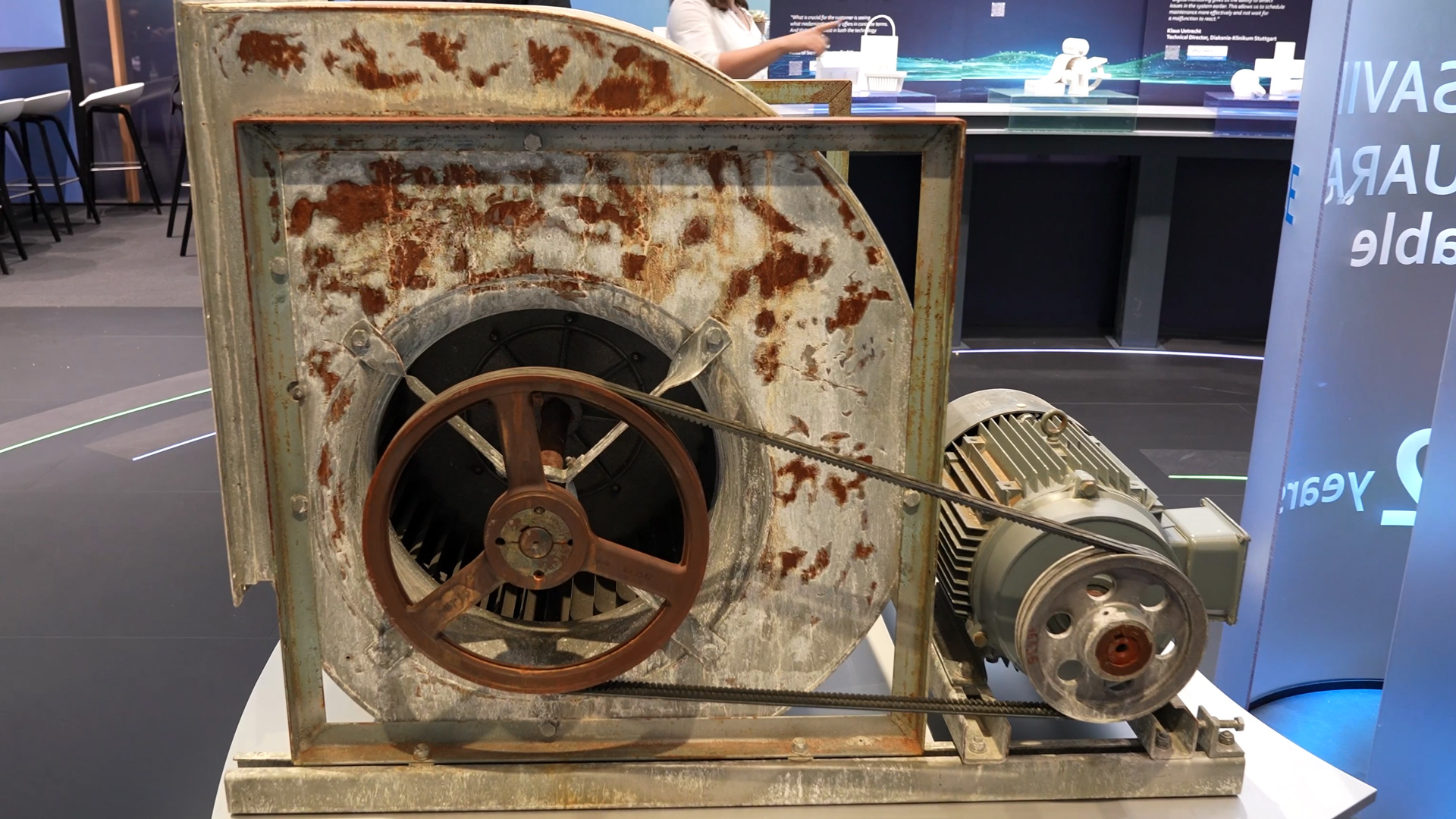 Alter Elektromotor der Ventilatoren ueber Riemen