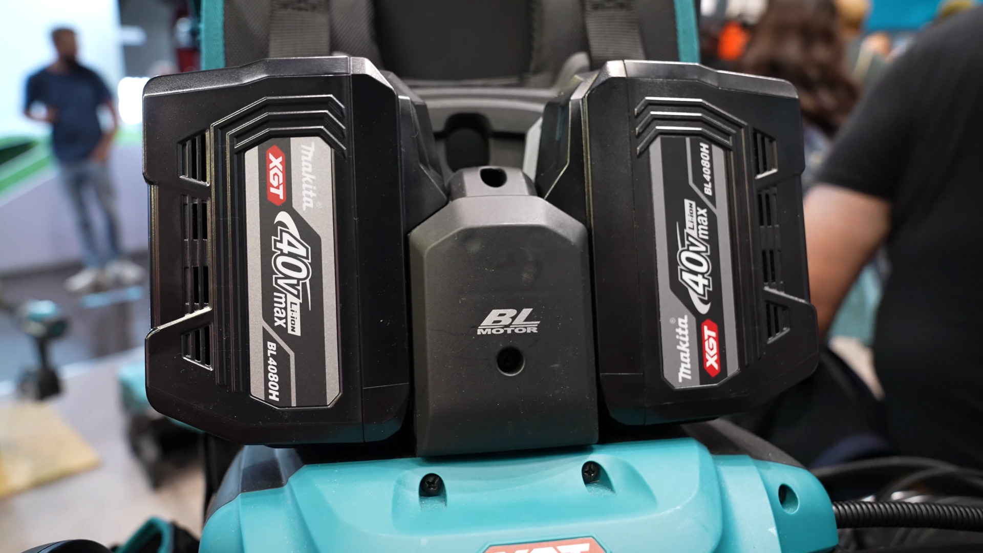 40 V max Akkus verbinden UB004 mit weiteren Werkzeugen