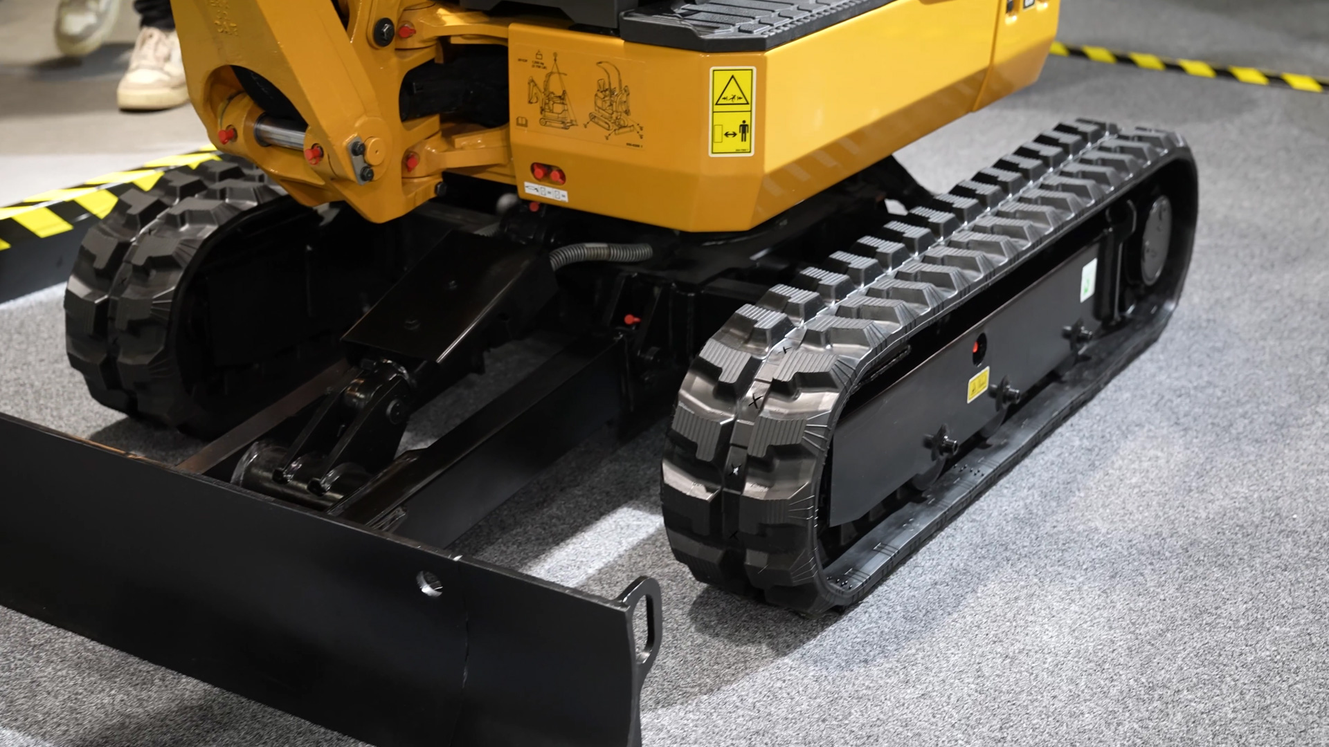 Cat 301 CR schrumpft für die Durchfahrt auf 730 Millimeter