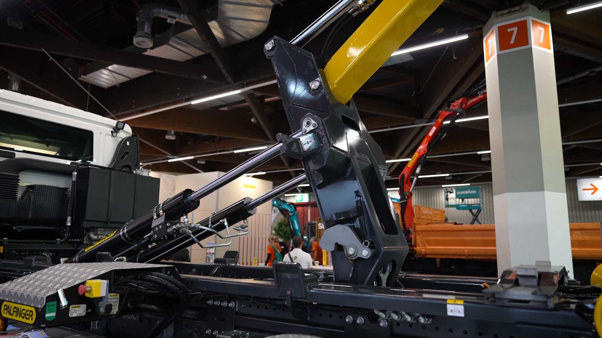 Flache Aufziehkurve schützt Minibagger und empfindliche Ladung