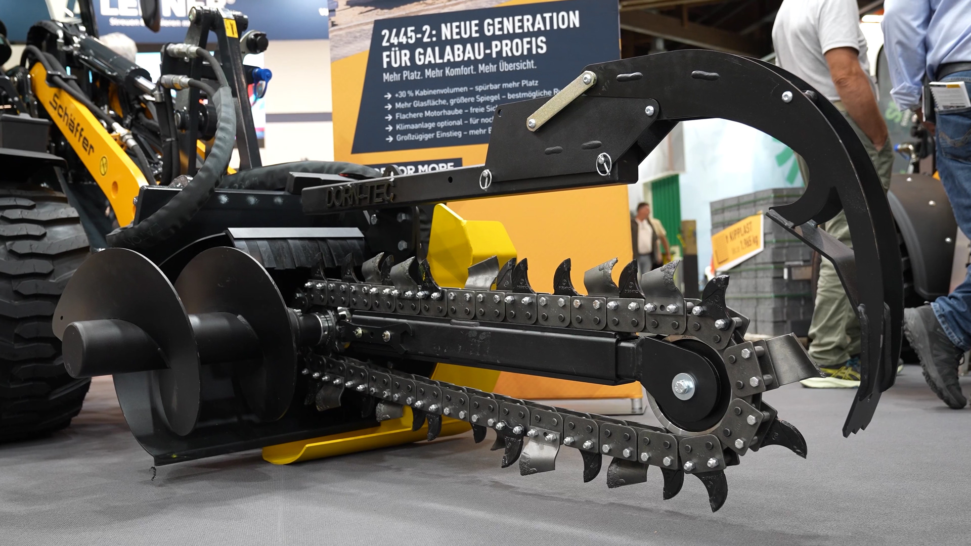 Grabenfräse am 2445 arbeitet mit 81 Litern Hydraulikleistung