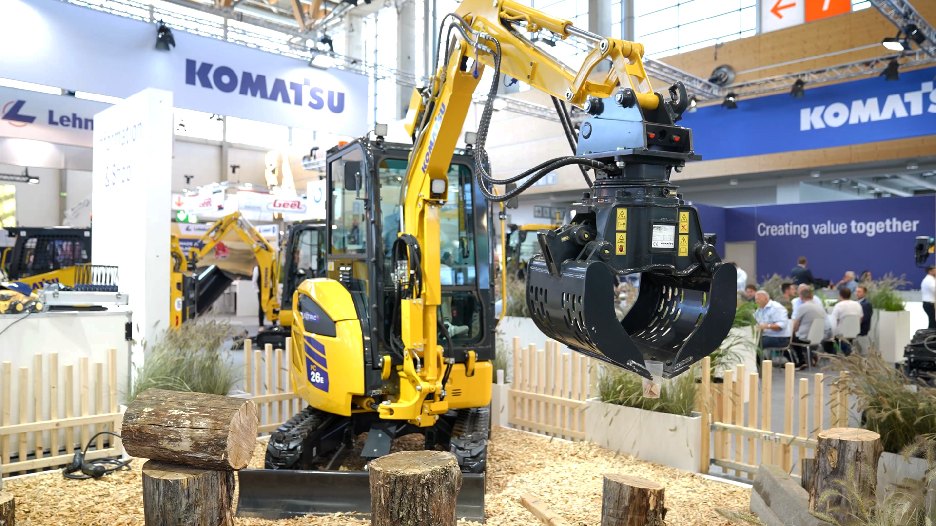 Komatsu PW75 Mobilbagger wendet mit Allradlenkung auf rund 3 Metern