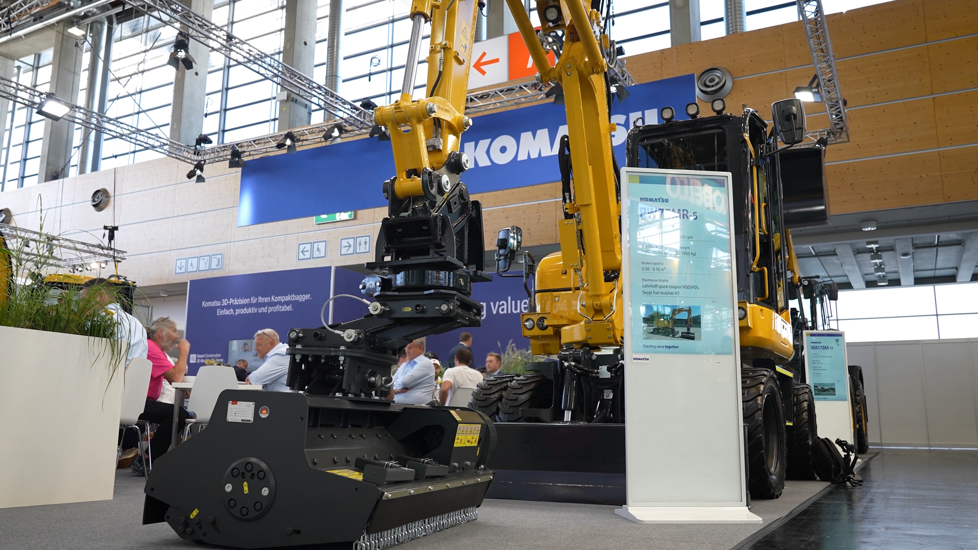 Kompakter Mobilbagger für enge Baustellen in der Stadt von Komatsu