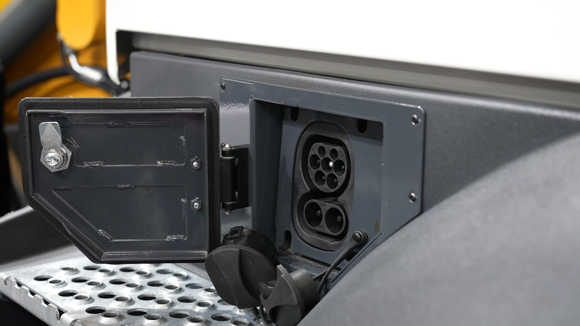 L 507 E lädt an Schuko Starkstrom und per DC