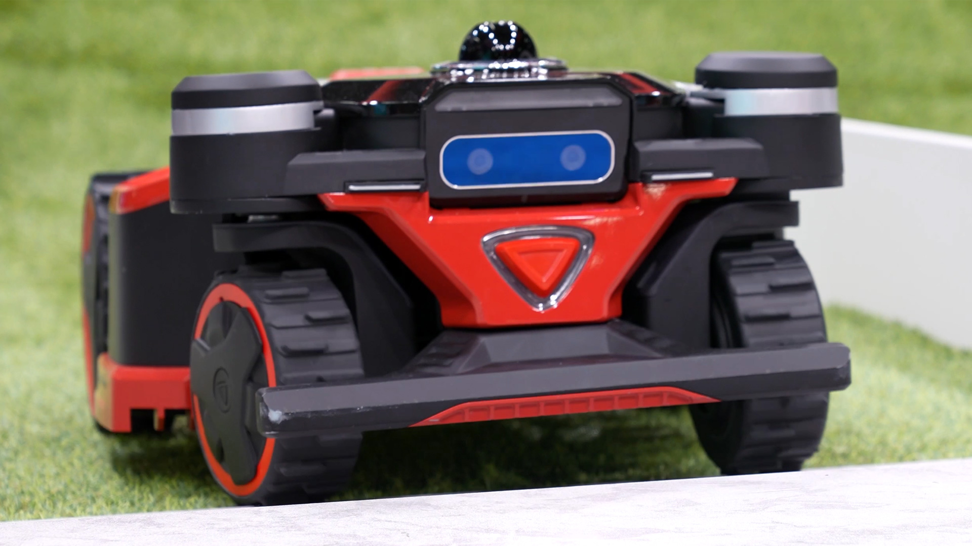Mähroboter arbeitet rund zwei Stunden pro Akkuladung und Kameras erkennen Hindernisse