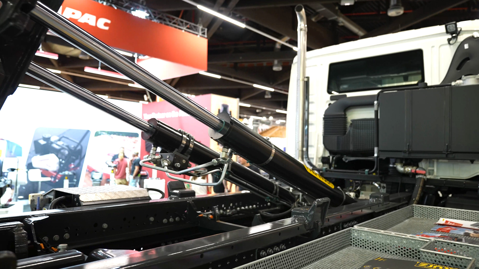 Power Abrollkipper mit 14 Tonnen Hubkraft