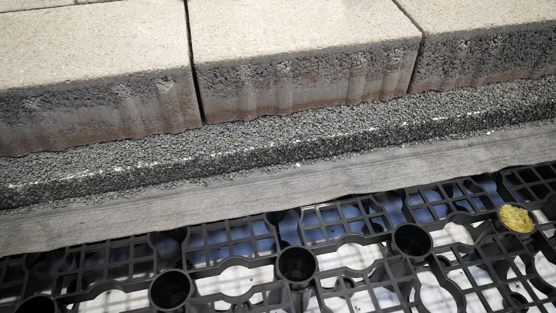Retentionsboxen geben Wasser wieder an den Pflasterbelag ab