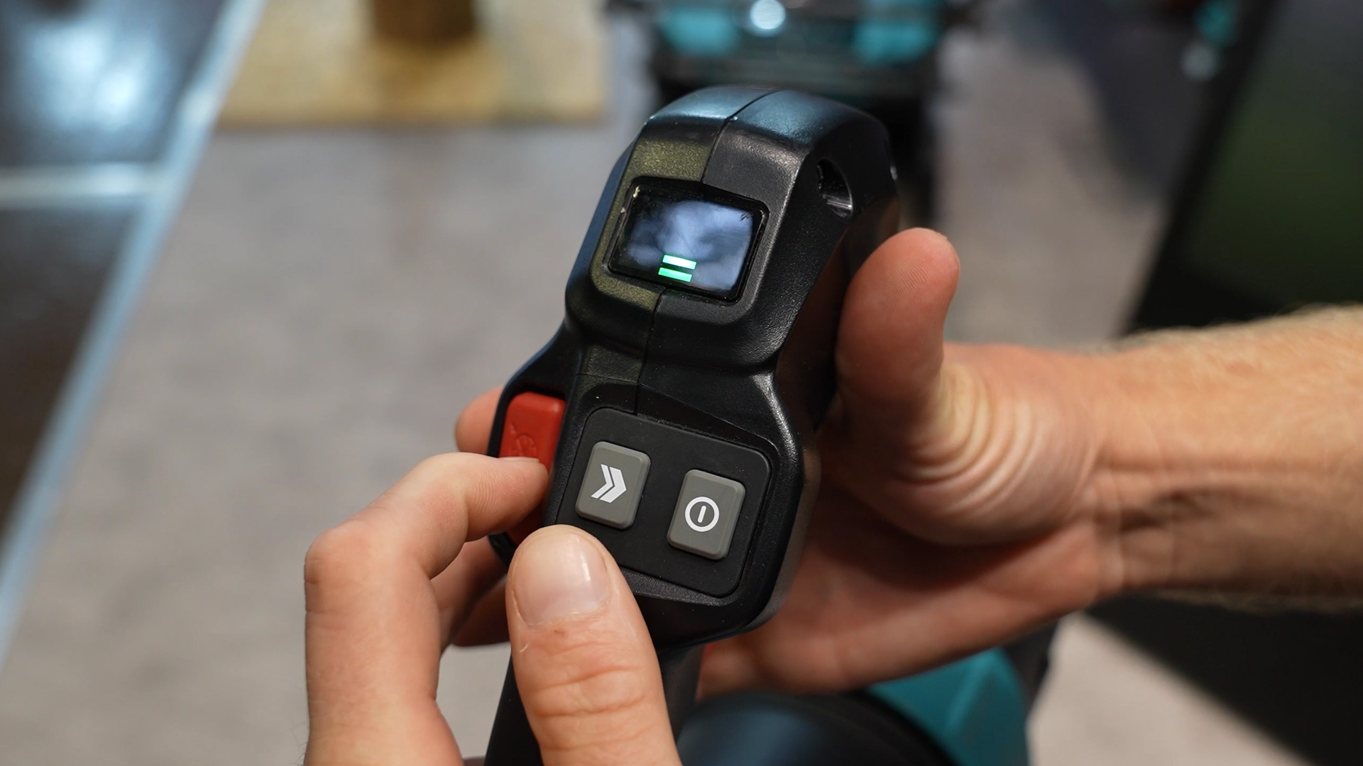 Tempomat des Makita UB004 dosiert die Luftleistung