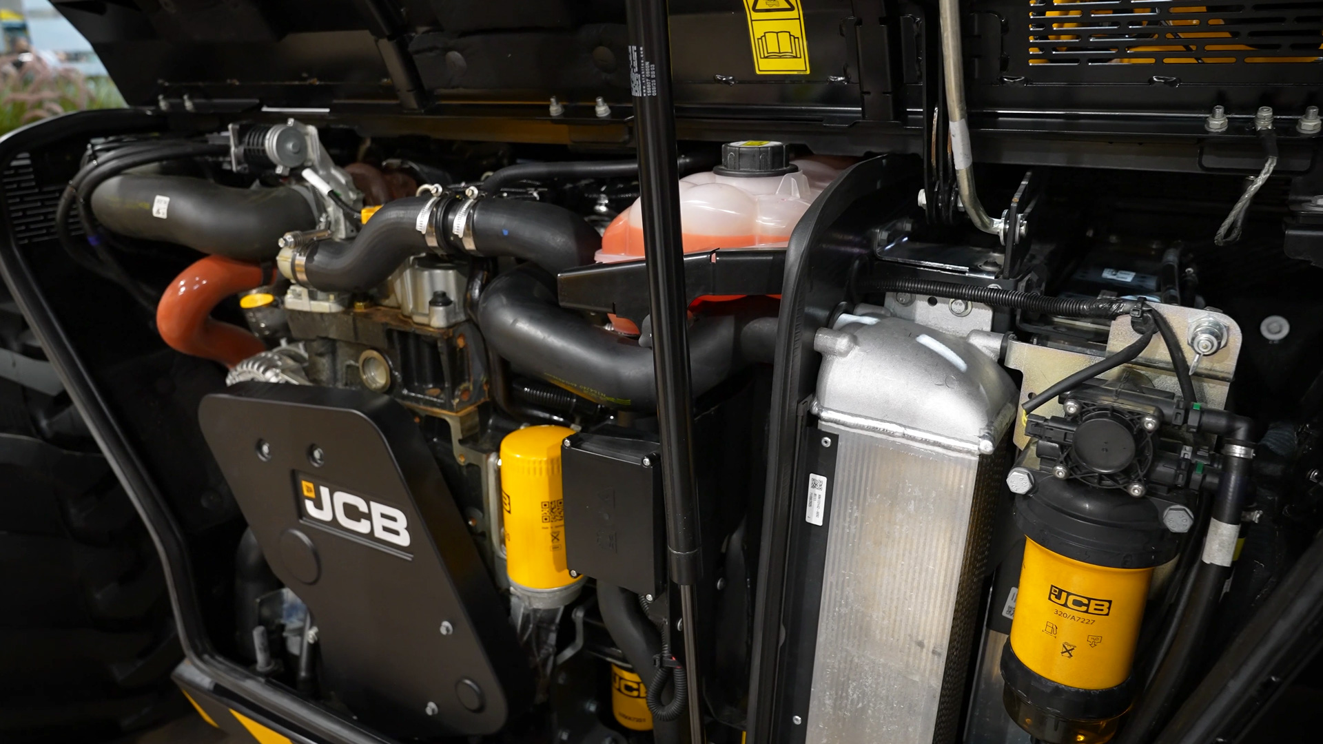 Tief eingebauter Motor verbessert die Standsicherheit beim Hydradig Mobilbagger