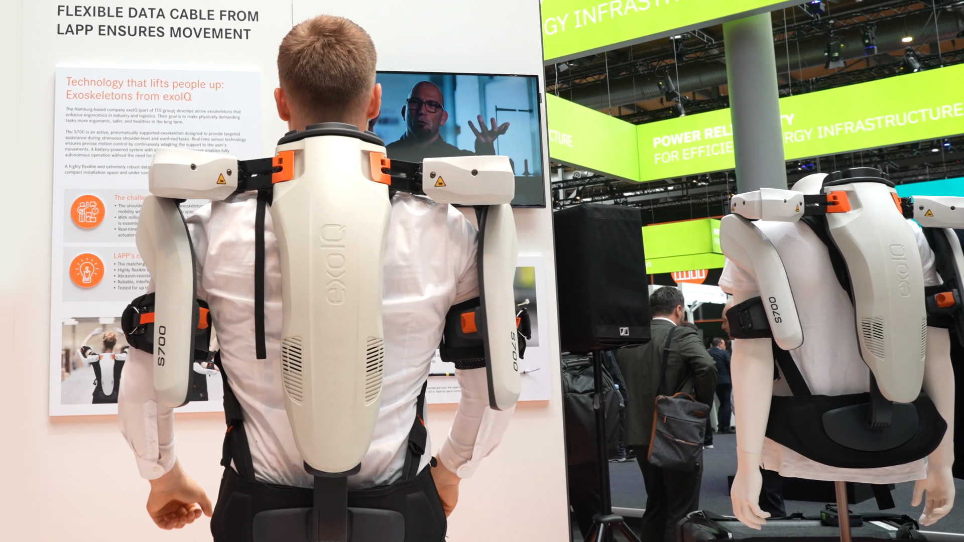 Exoskelett S700 von exoIQ fuer Ueberkopfarbeiten im Handwerk