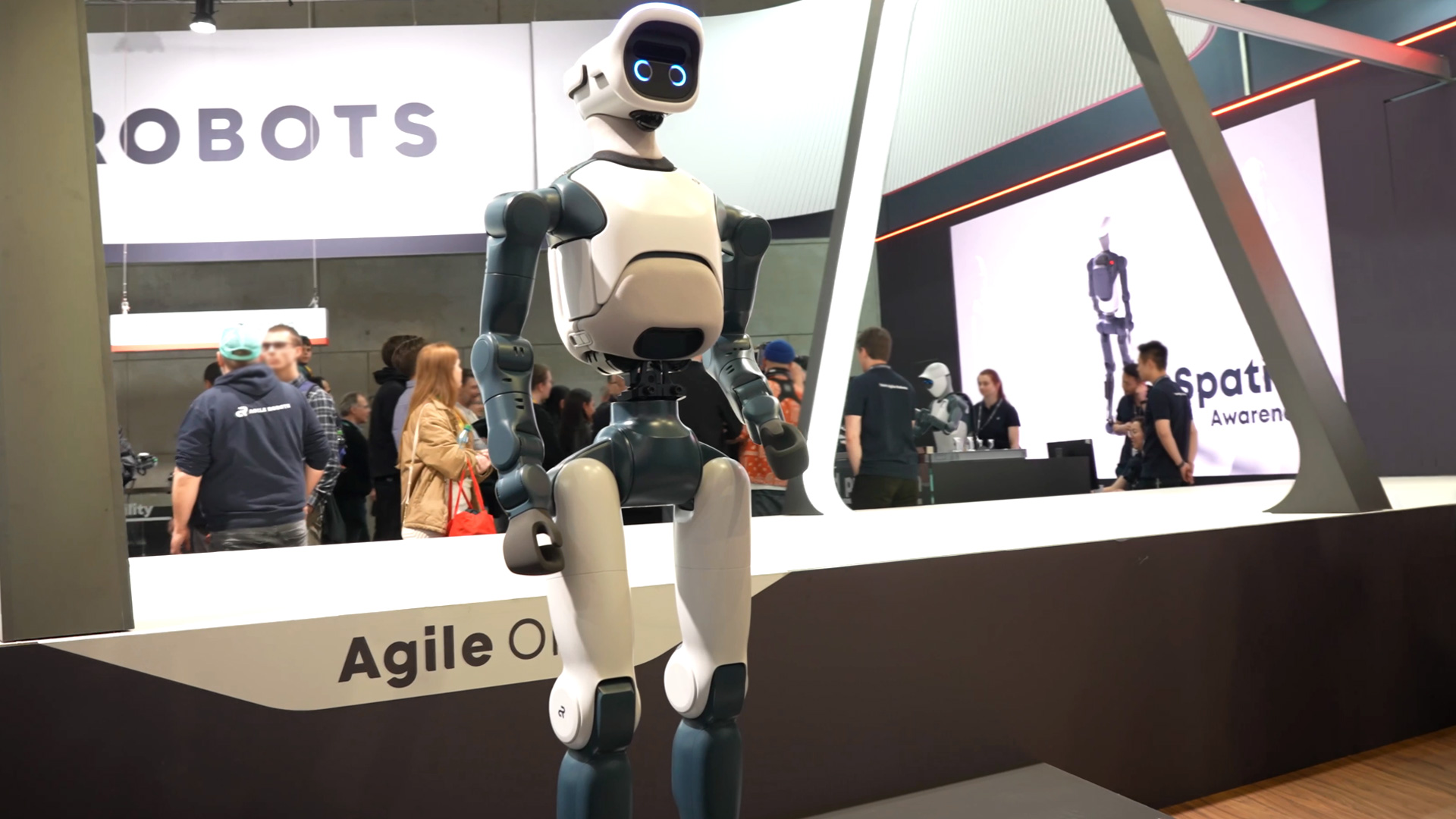 Humanoider Roboter als Teil integrierter KI Systeme