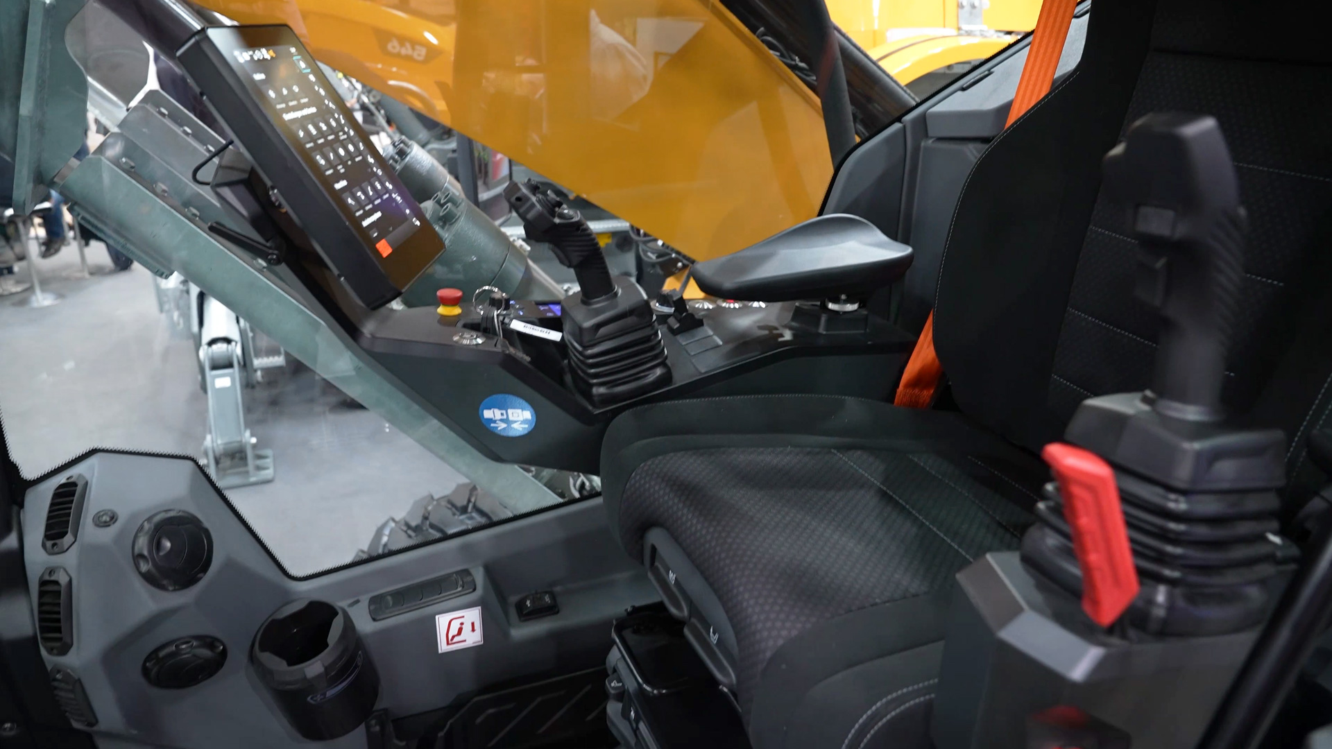 Ergonomisch umfassend ueberarbeitete Fahrerkabine Generation 8 Liebherr