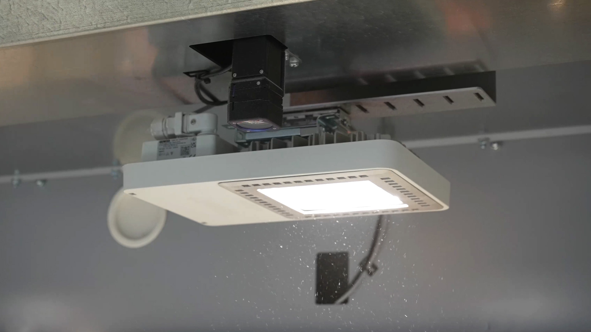 KI optimiert Verteilung beim Recycling ueber Kameras und neuronales Netz