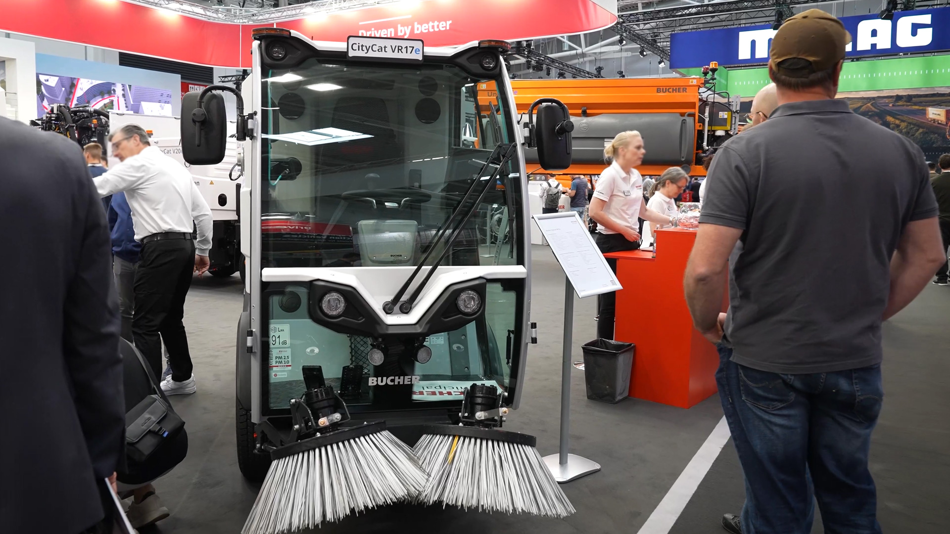 Kehrmaschine vollautonom für Industrieanlagen, Recyclinghöfen oder Hafenbereichen