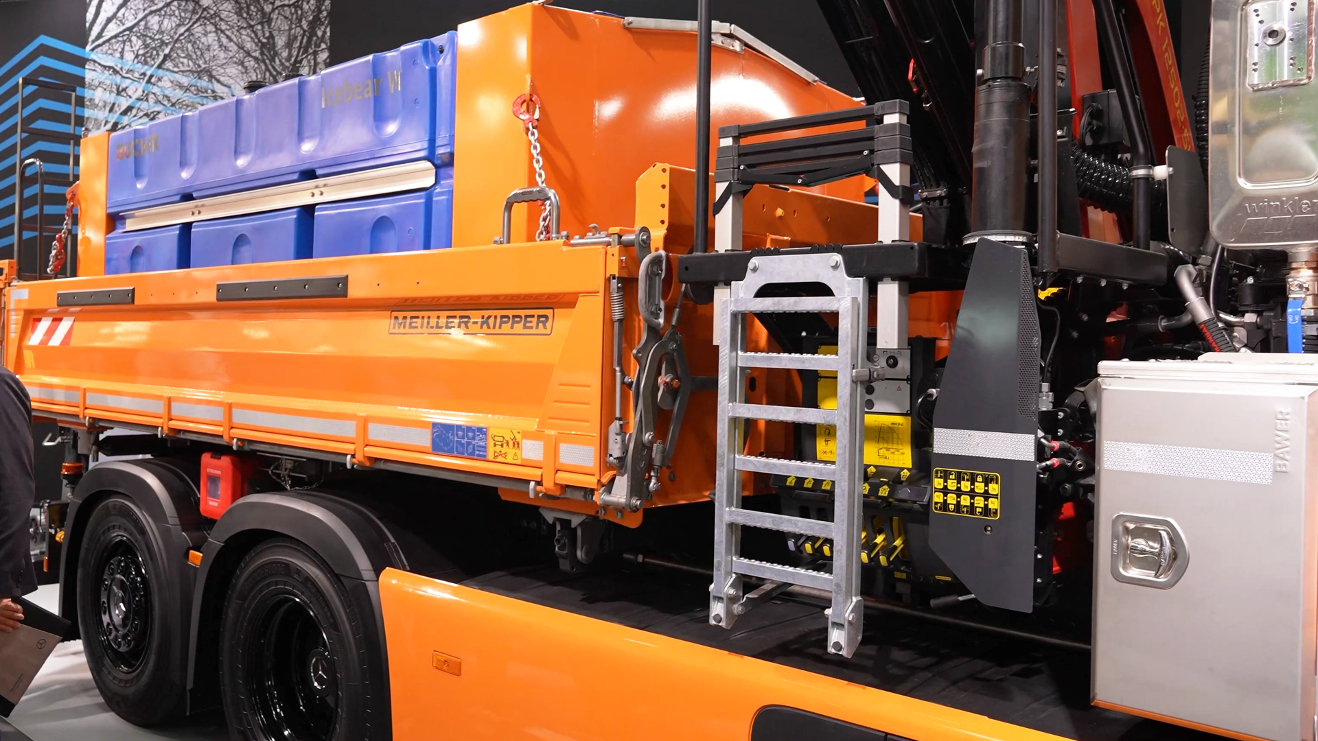 eActros 400 integriert Kipper Kran und Winterdienstausstattung in einem System