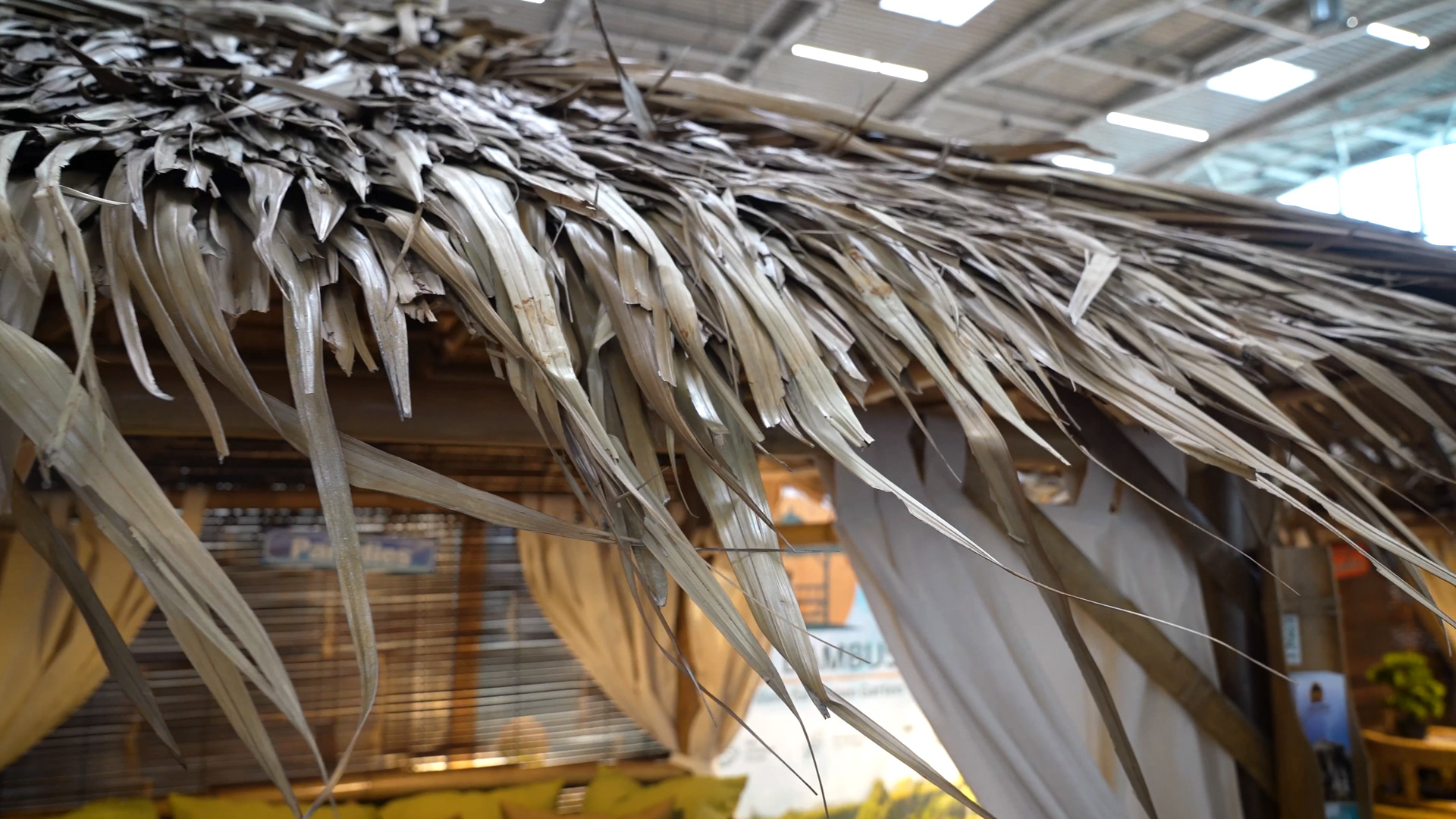 Bambus Pavilion Palmblaetter Dach wasserdicht und atmungsaktiv