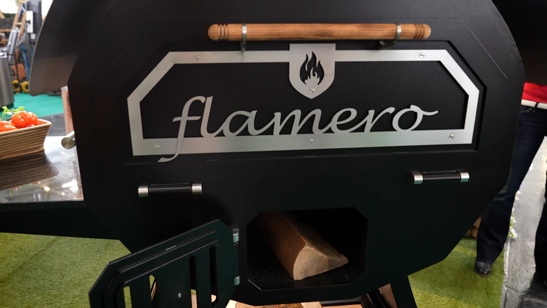 Indirekte Befeuerung im Flamero Holzbackofen fuer konstante Temperatur