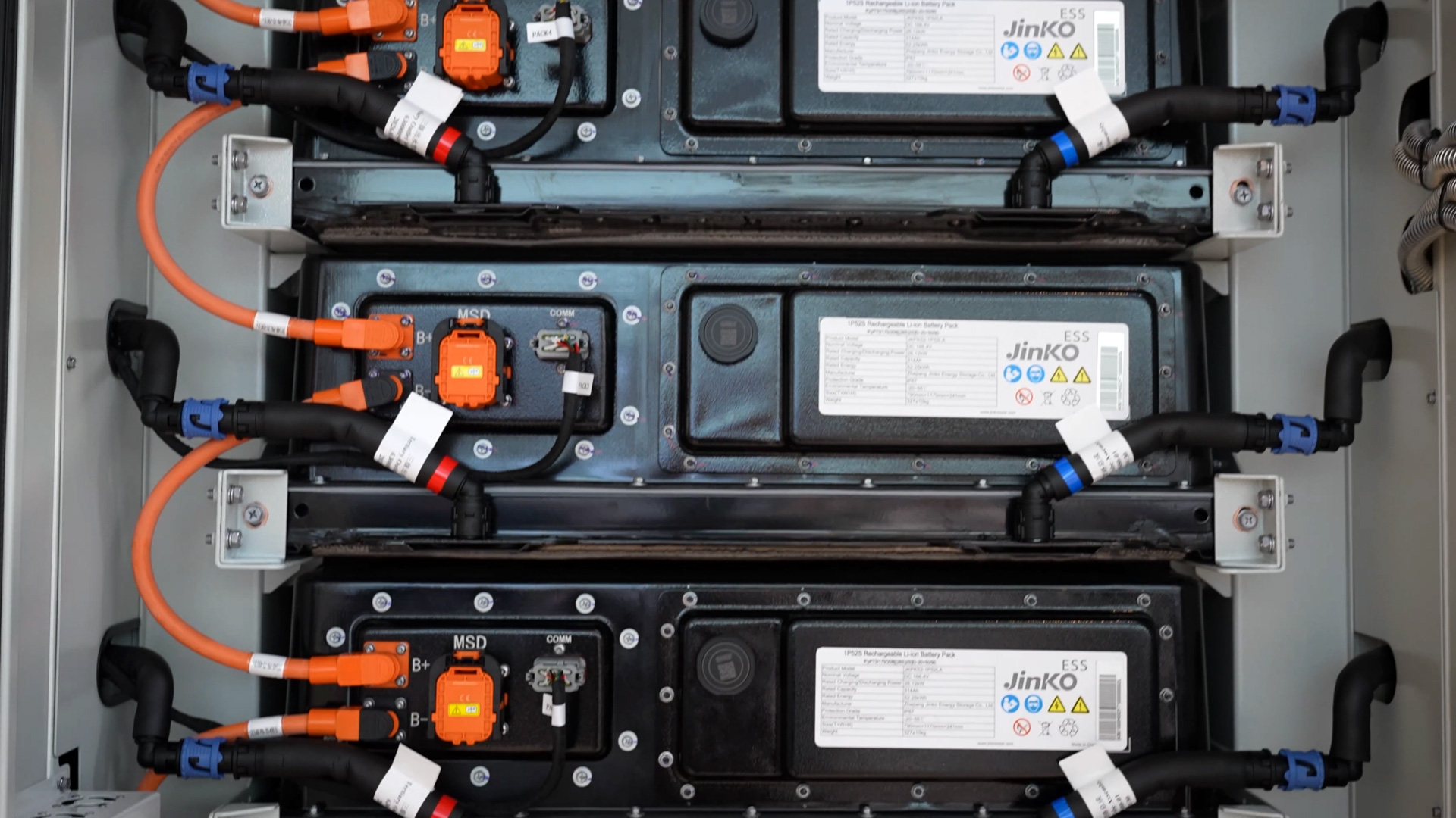 Containerloesung verbindet Batteriespeicher mit Solarparks