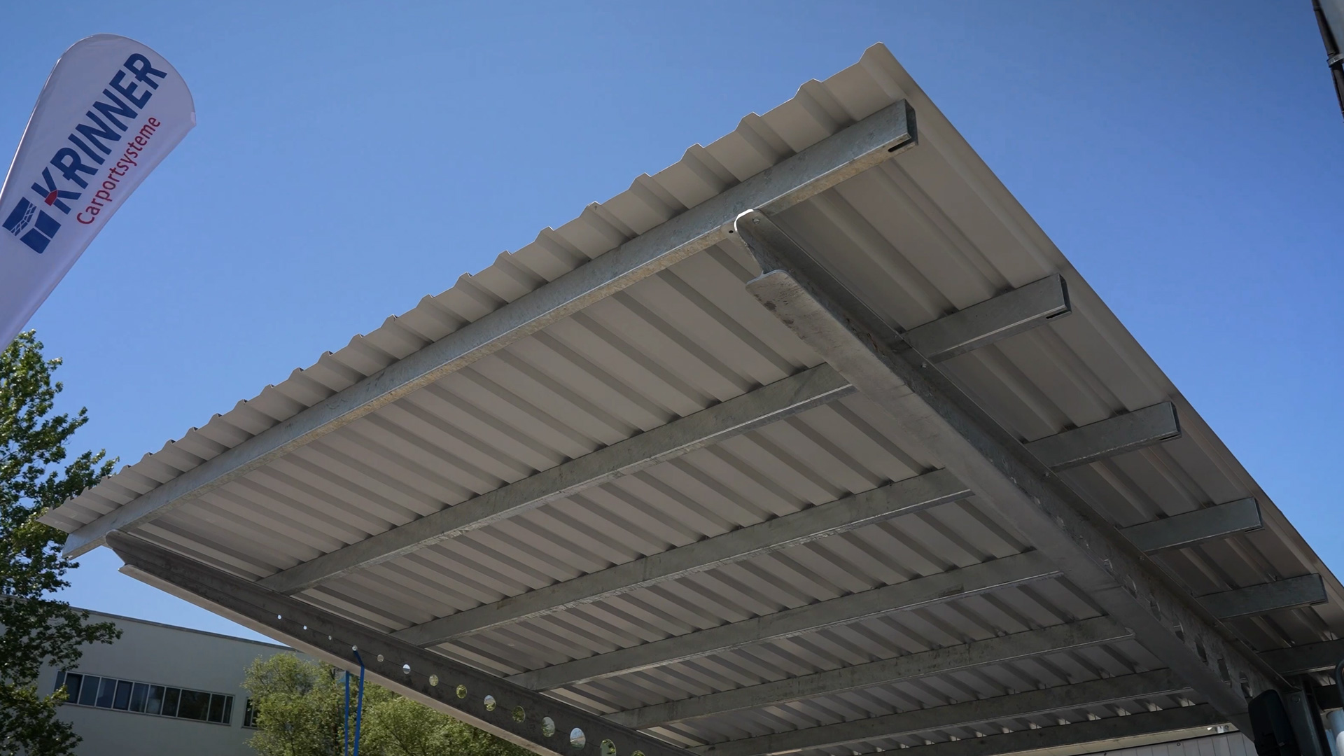 Solarcarports machen Parkplaetze zu Energieflaechen