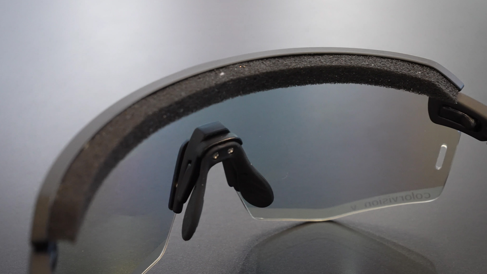 Schutzbrille mit dicht abschliessendem Rand als Sicherheitsfaktor