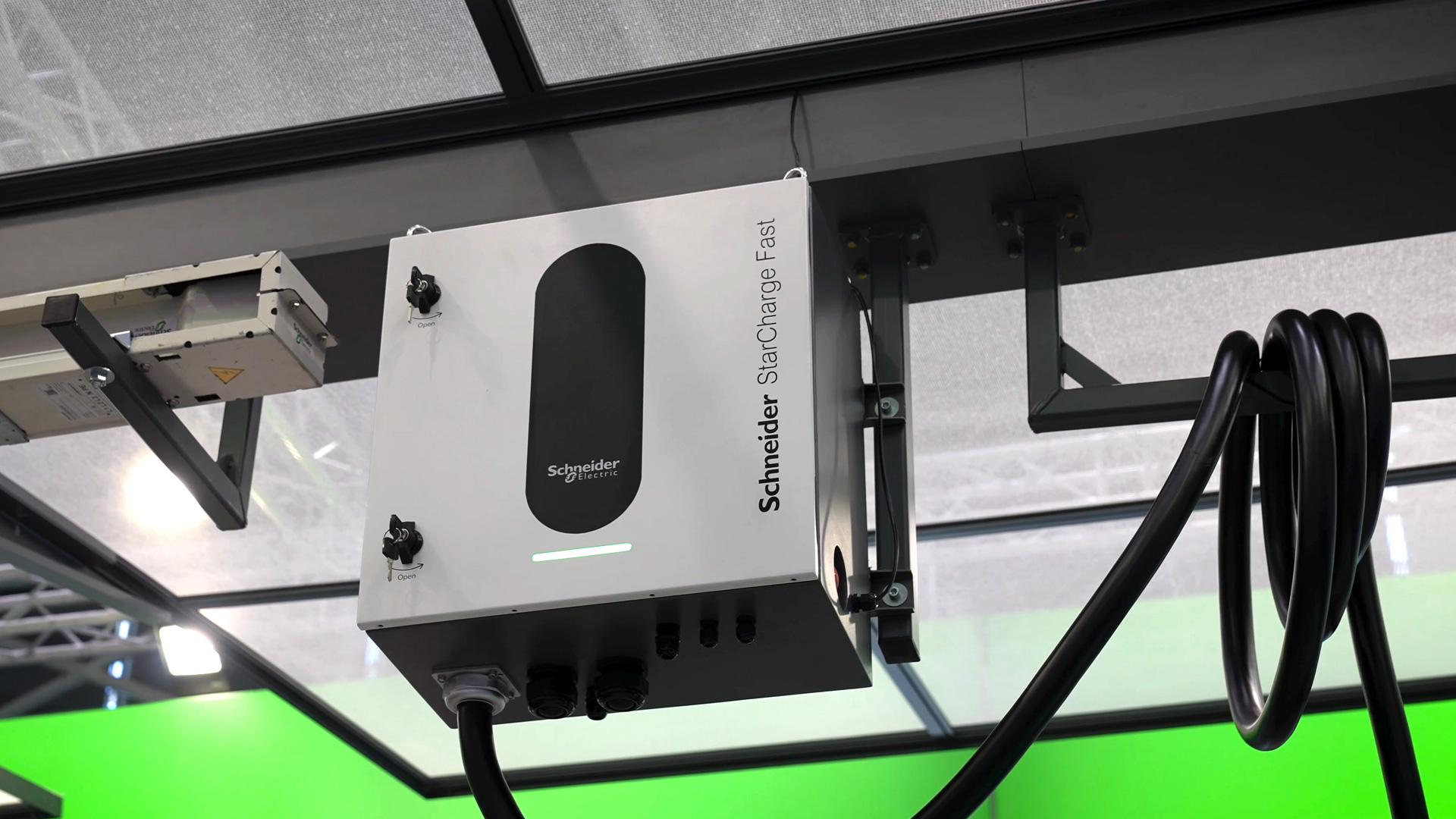 Schneider Electric DC 720 Overhead Charger nutzt Ladepunkte von der Decke