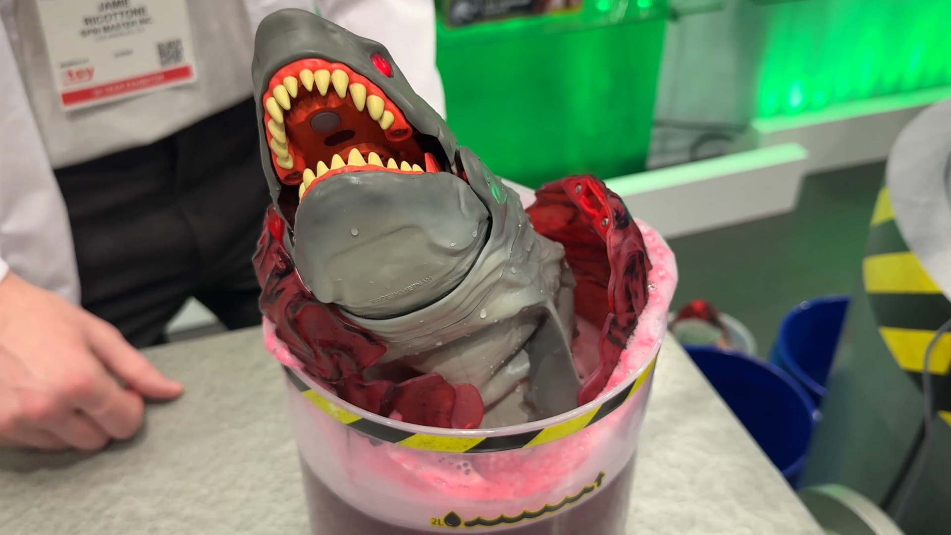 Megalodon schluepft aus dem Ei Primal Hatch