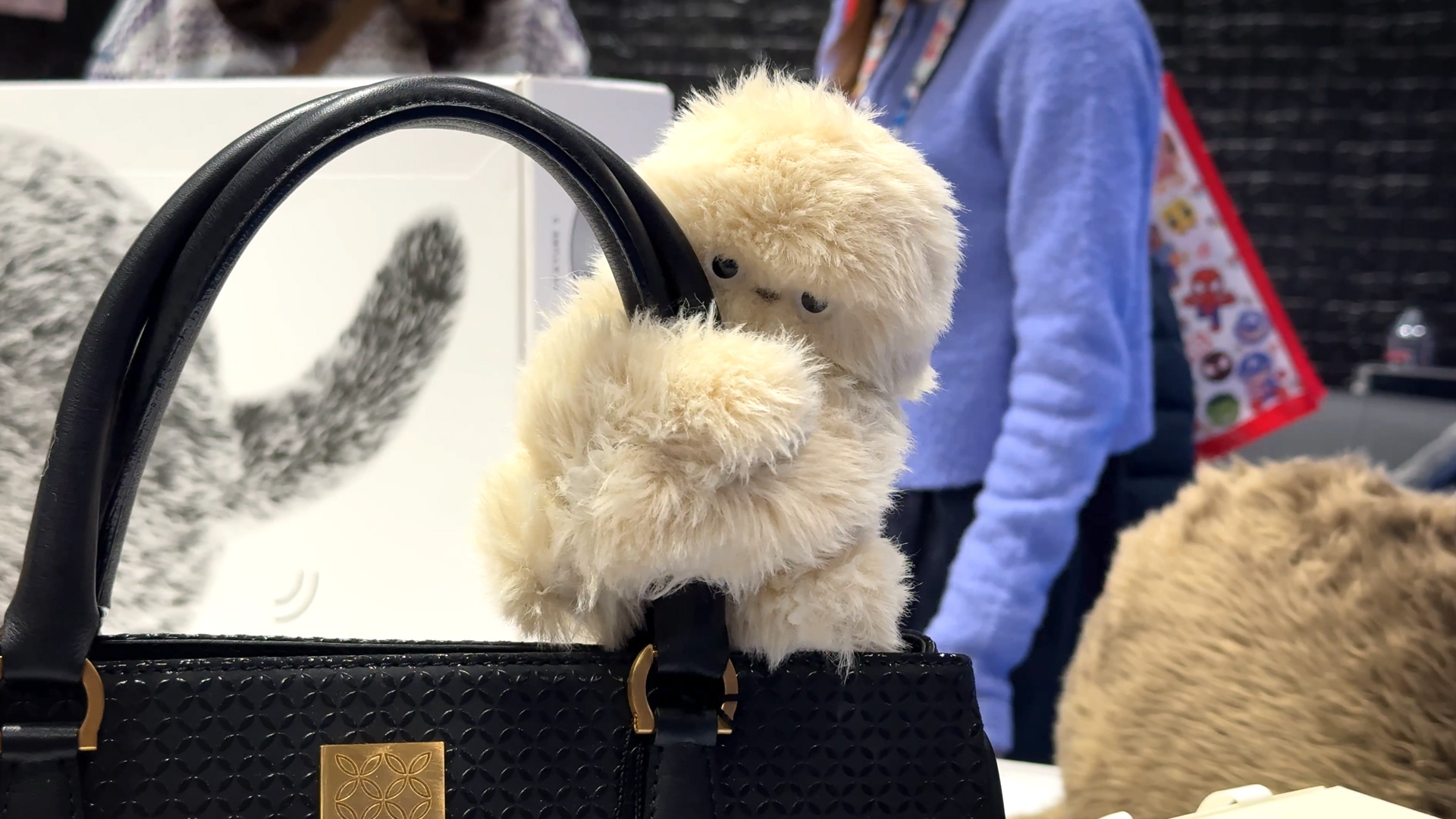 Mirumi Kuscheltier mit Robotik an der Handtasche von Yukai