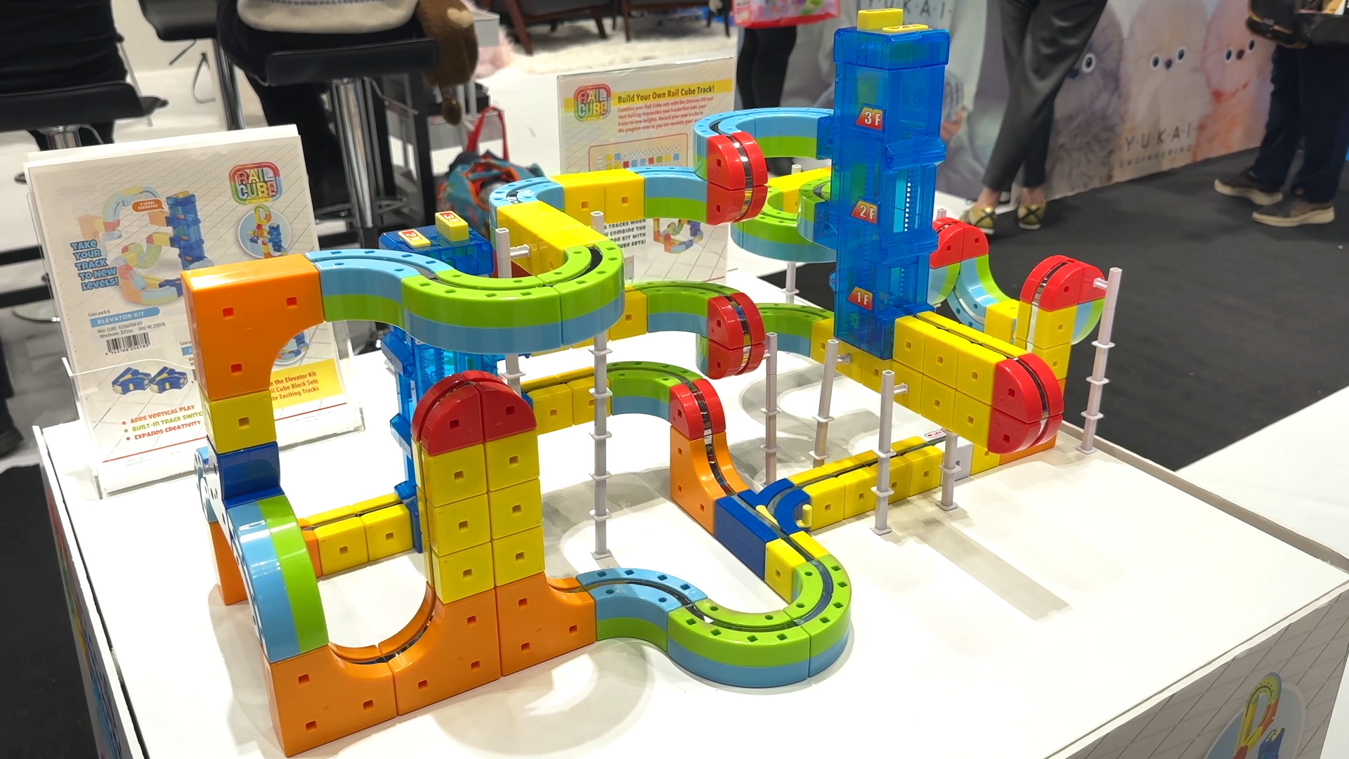 Monorail System mit farbcodierten Strecken als Einstieg in Coding Logik