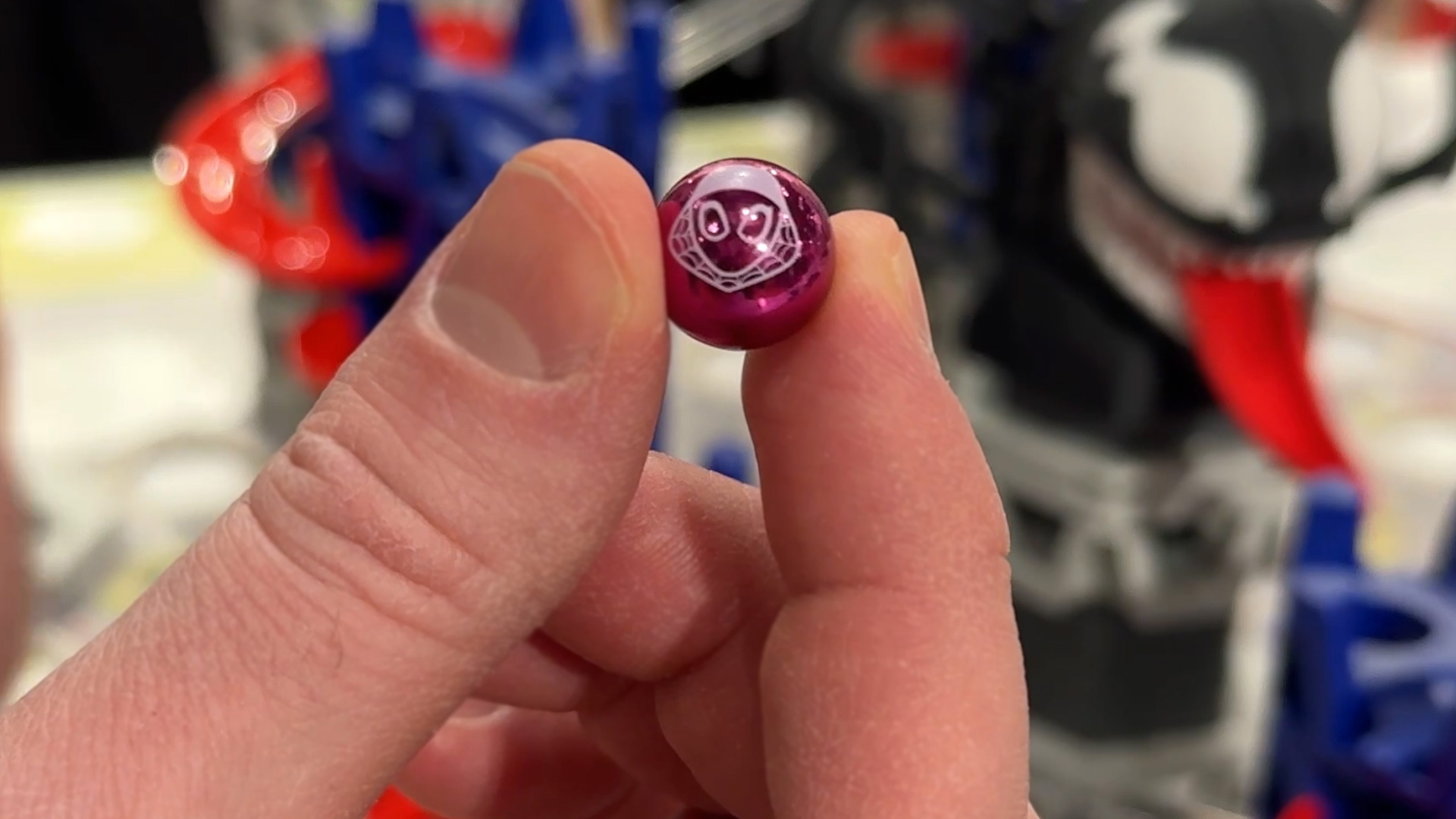 Murmeln mit Spider Man Logo als zentrales Spielelement Gravitrax Kugelbahn