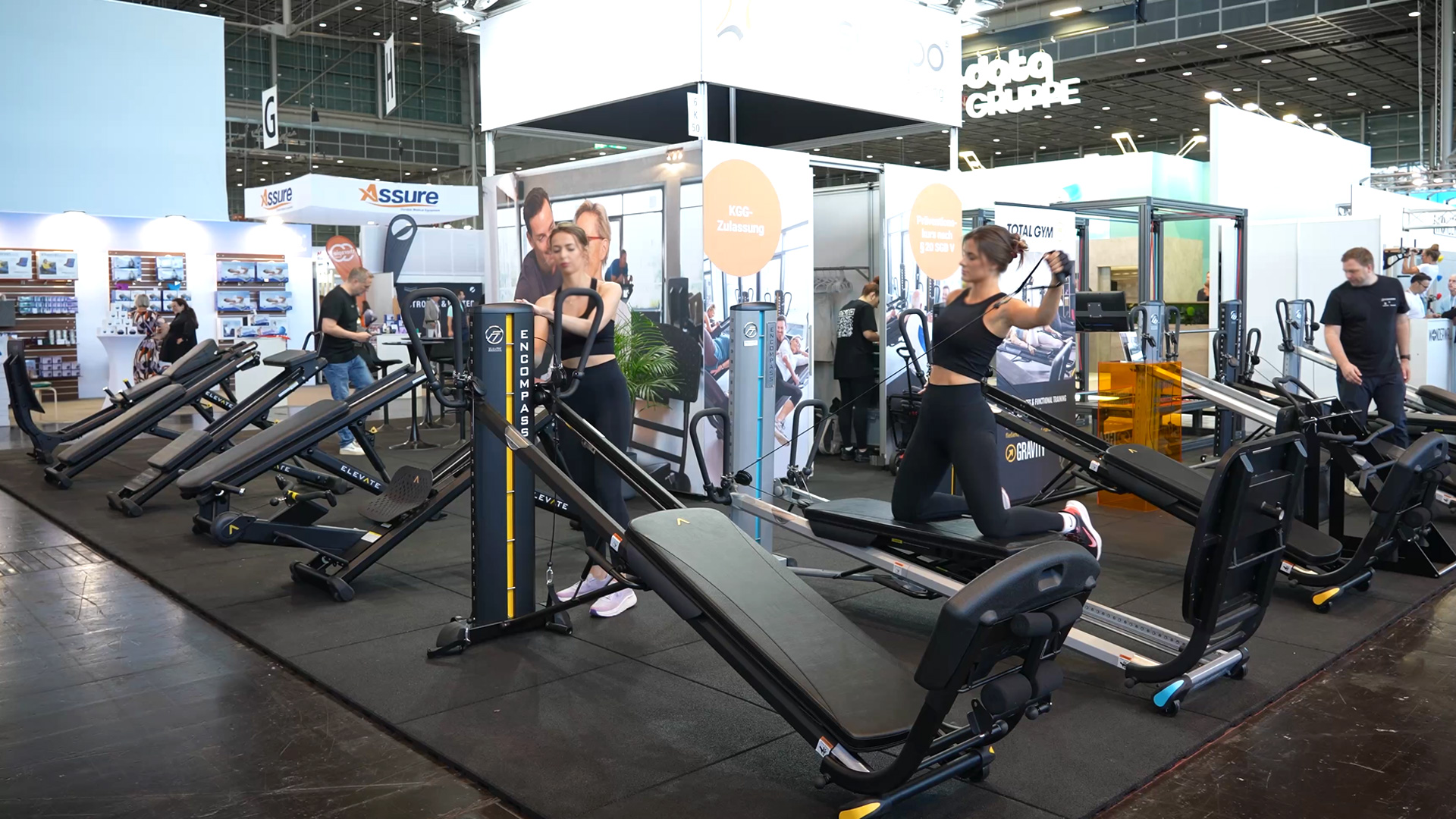 Fitnessstudio mit intensiven Fitnessgeräten zum Training Muskelgruppen