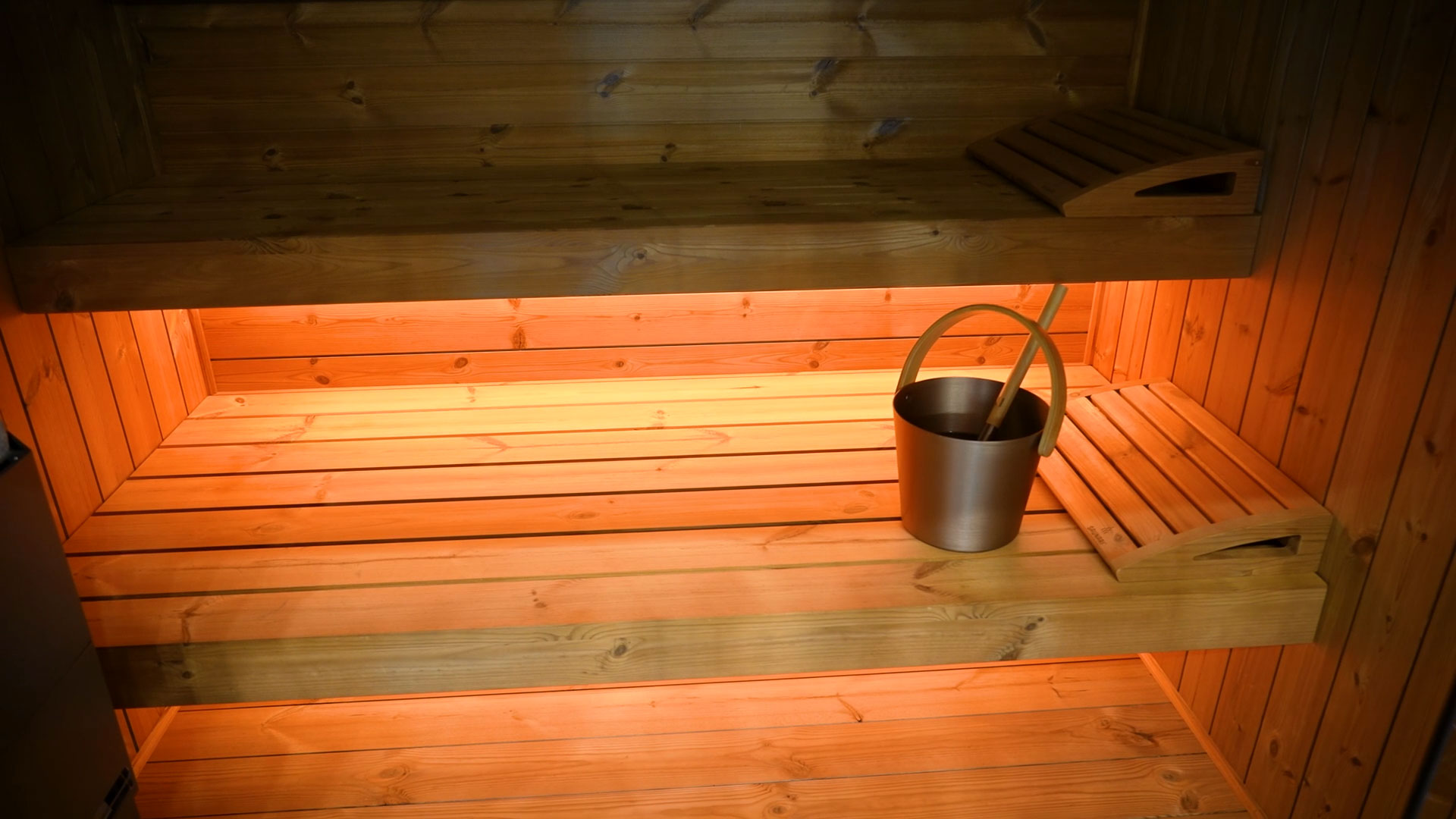 Sauna Liegeflaechen mit Aufgusseimer