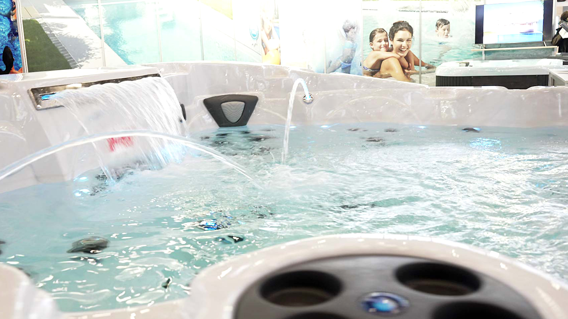 Whirlpool im Winter mit Rueckwand