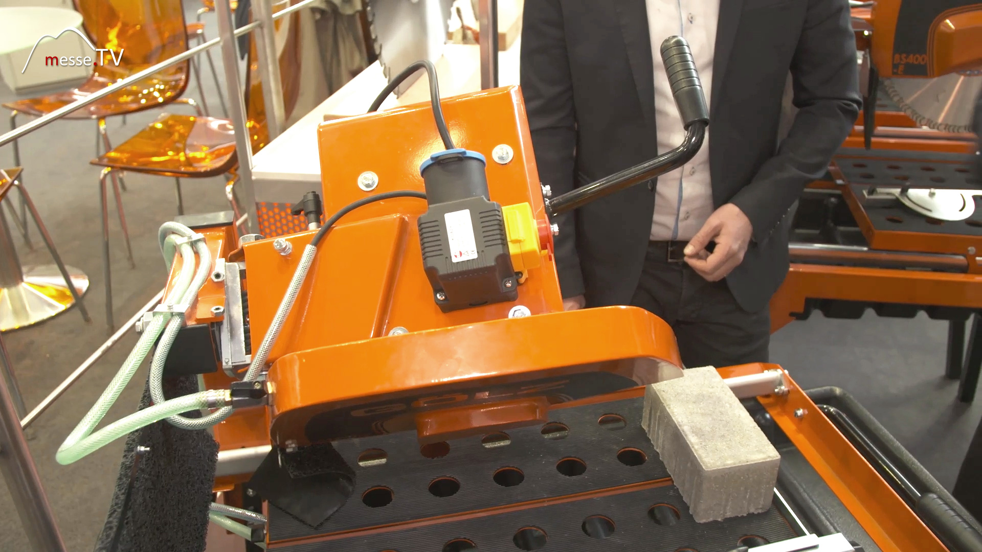 Goelz stone cutting machine adjustable up to 45 degrees bauma trade fair