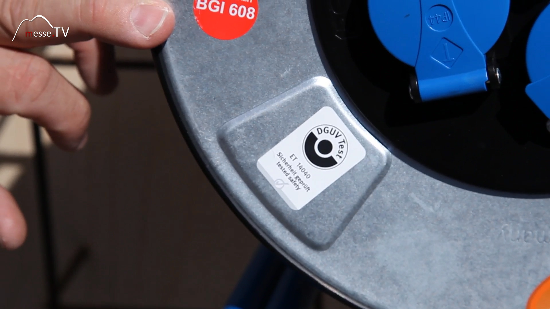 Metal cable reel safety tested as Schwabe