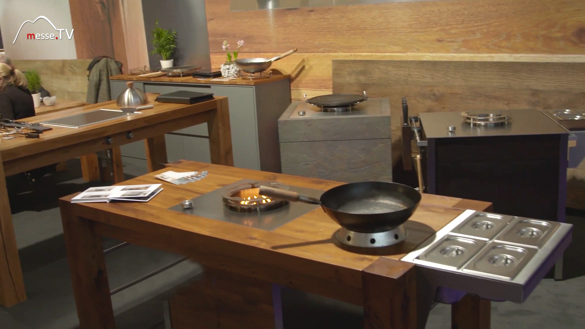 Authentic cooking with a wok Bofun