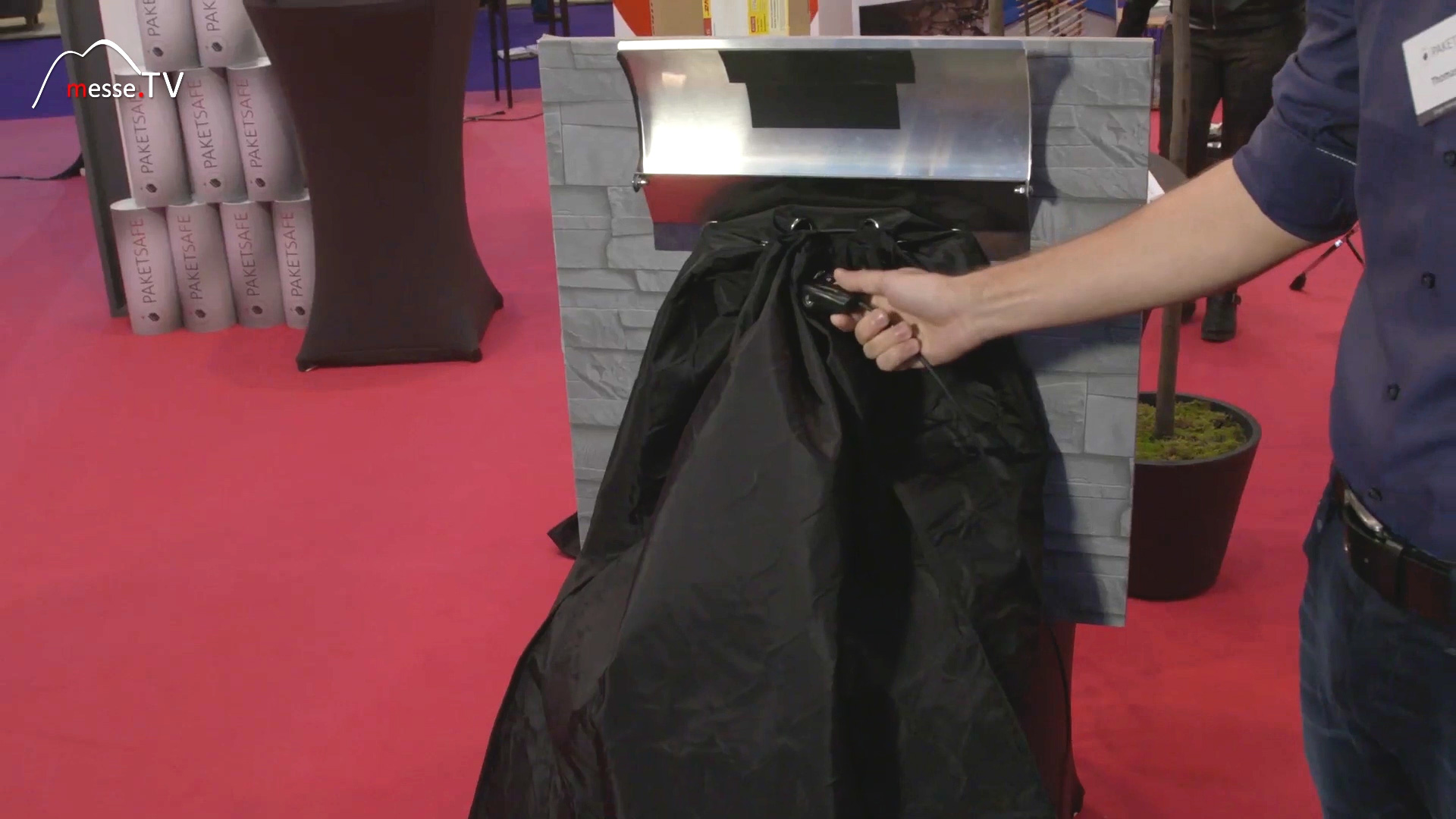 Package is safely stored in package bag Paketsafe