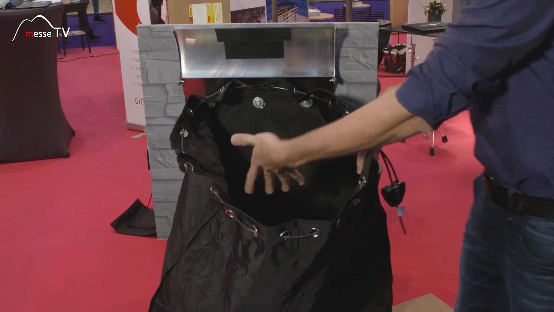 Postman can place parcels in parcel bag Paketsafe