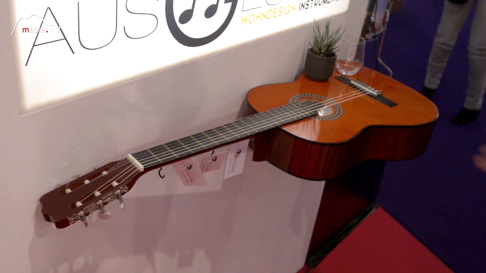 Wall shelf made from an old guitar Ausgespielt