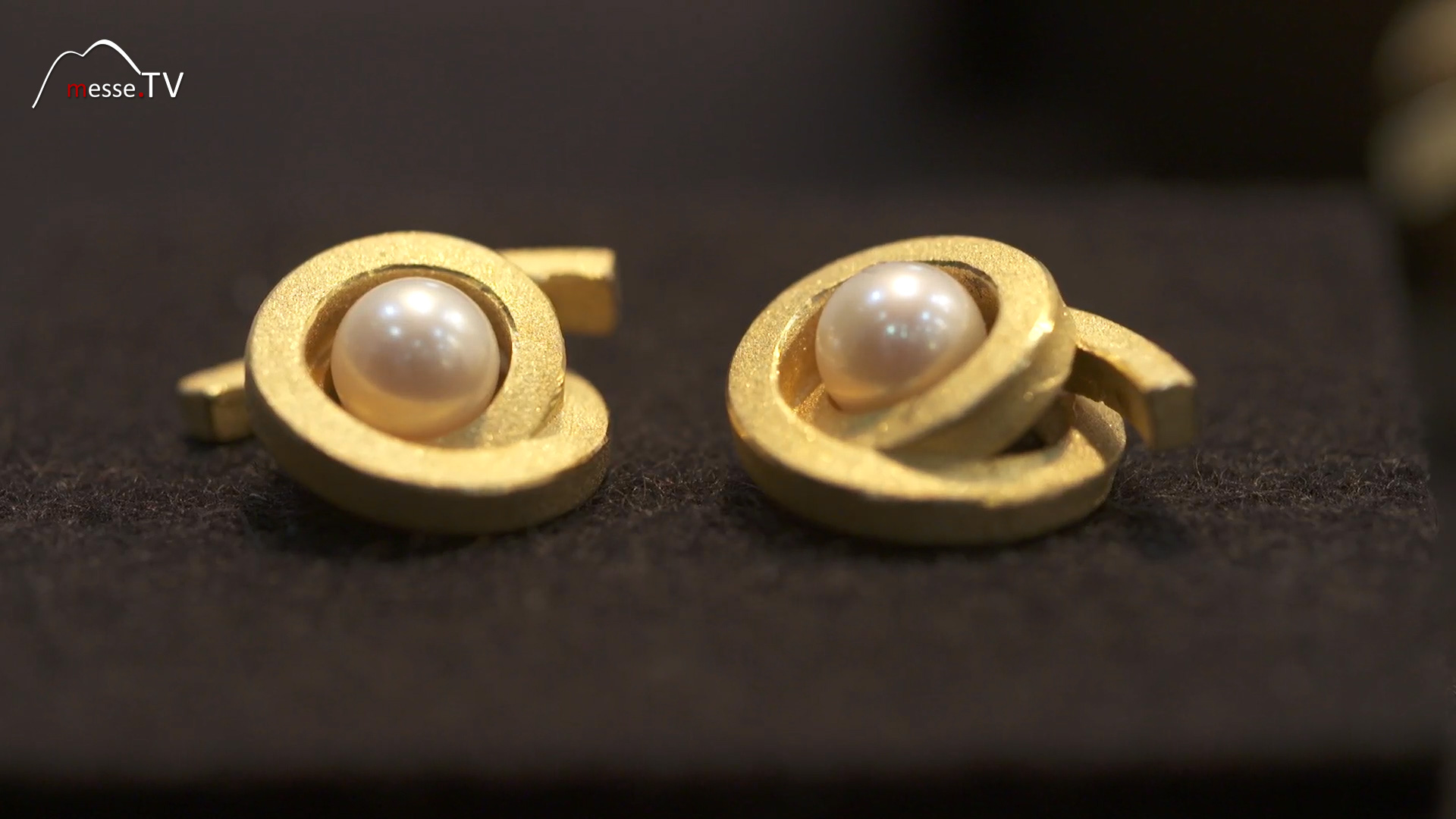 Earrings brushed gold with pearl