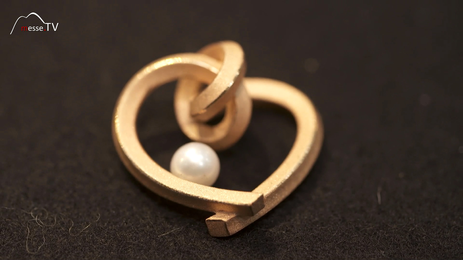 Gold jewelry knot heart pearl