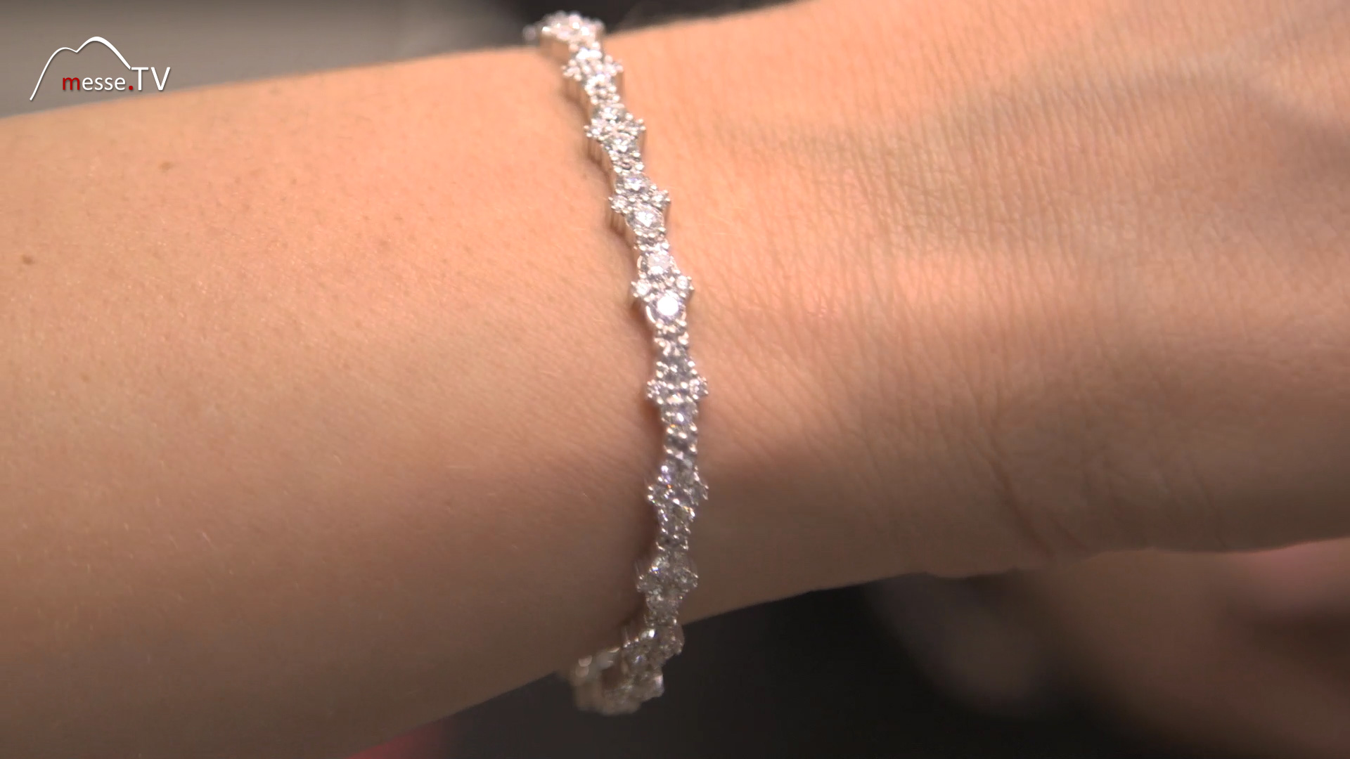 Ladies jewelry bracelet with 18 carat brilliants