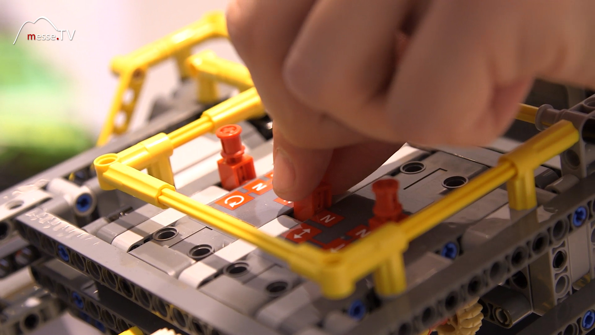 Building a shovel excavator from Lego
