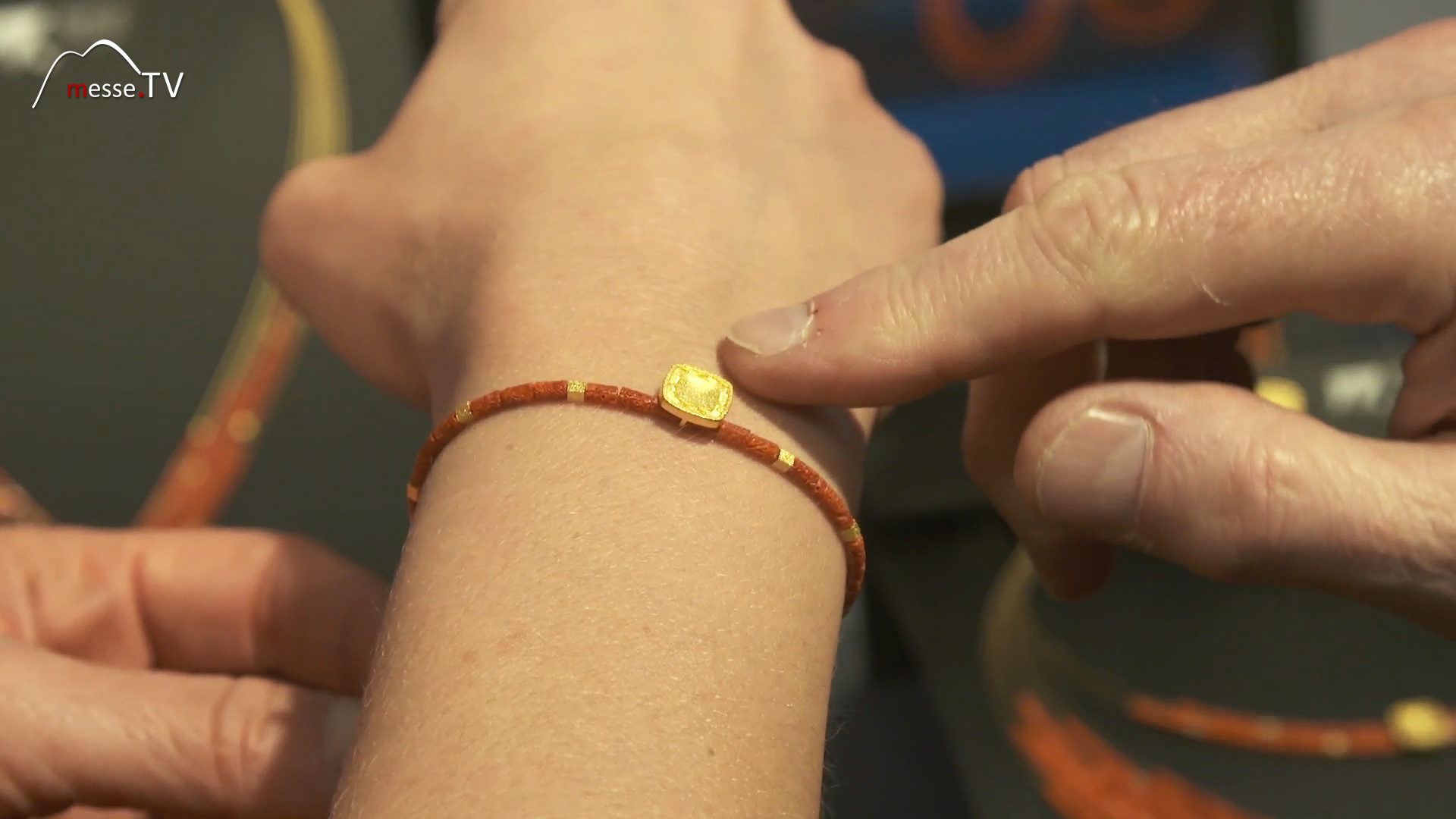 Bracelet gold root coral