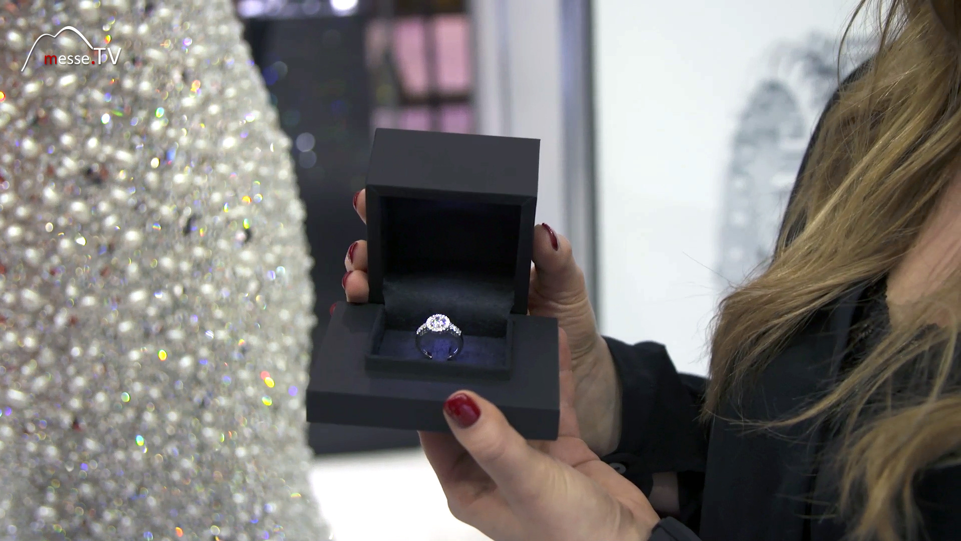 Engagement gift jewelry box illuminated