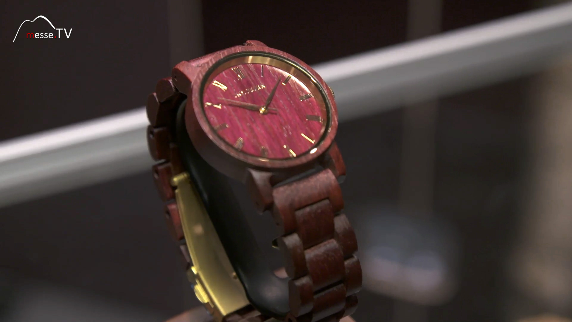 Wooden wristwatch dial