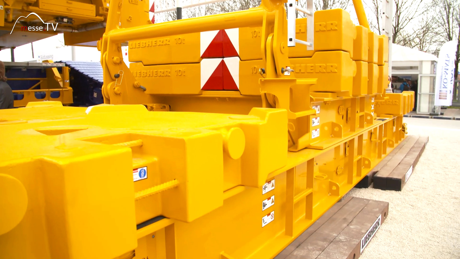 LIEBHERR lattice boom crawler crane counterweights